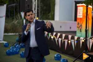 Samuel Sánchez presentando la app de AJE, en la gala de Verano AJE